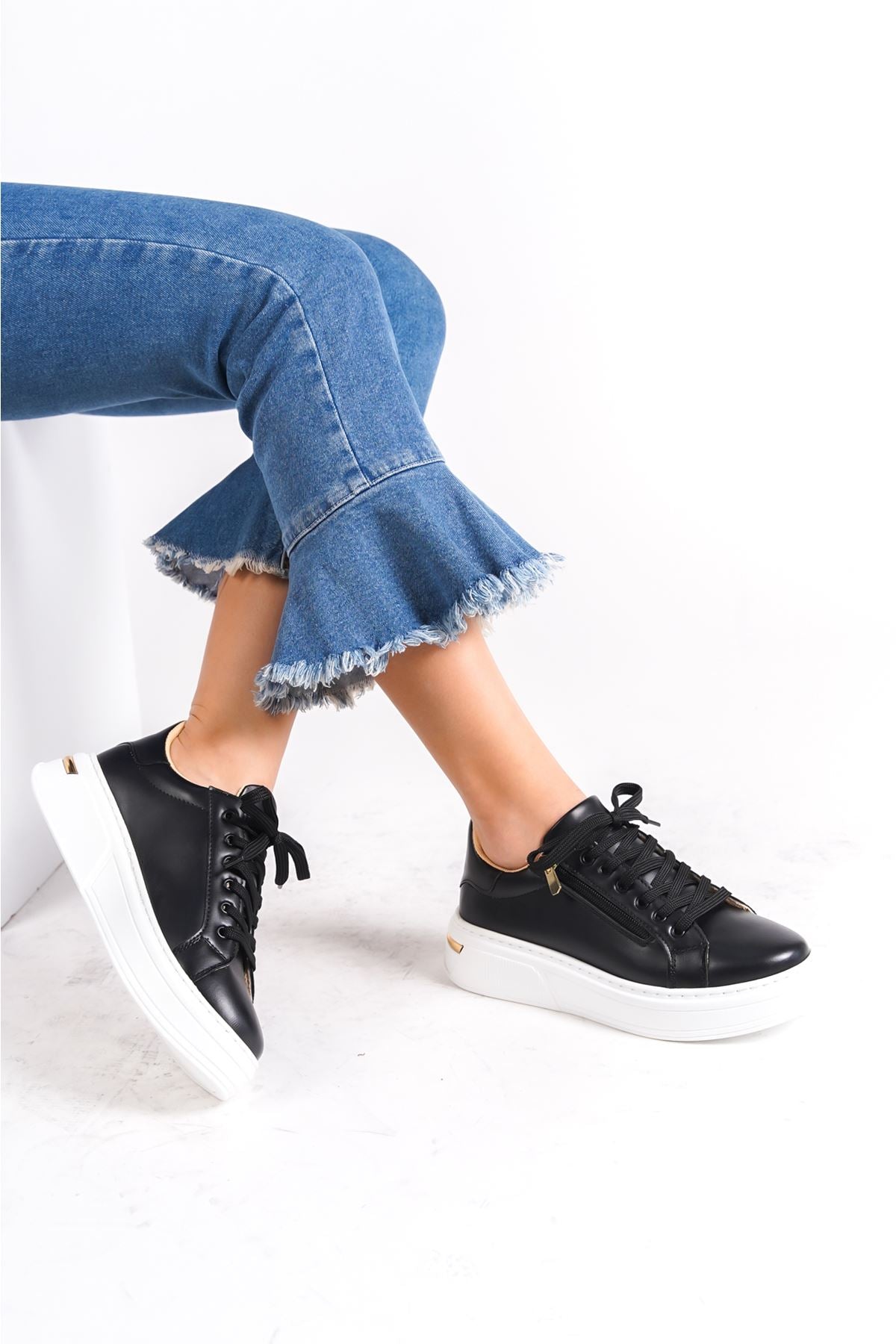 Lace-up Black Women's Sports Shoes - STREETMODE ™