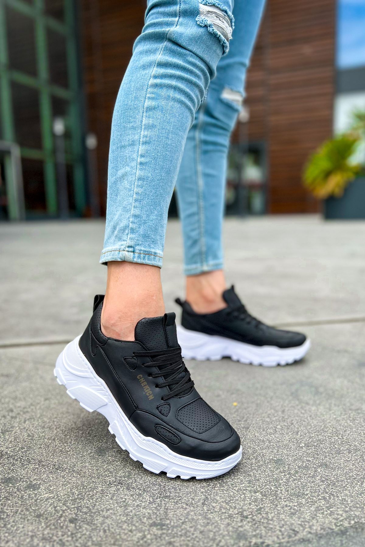 ?Mens Black sneakers with white sole for casual use Black sneakers with white soles offer a timeless fusion of  main image 4