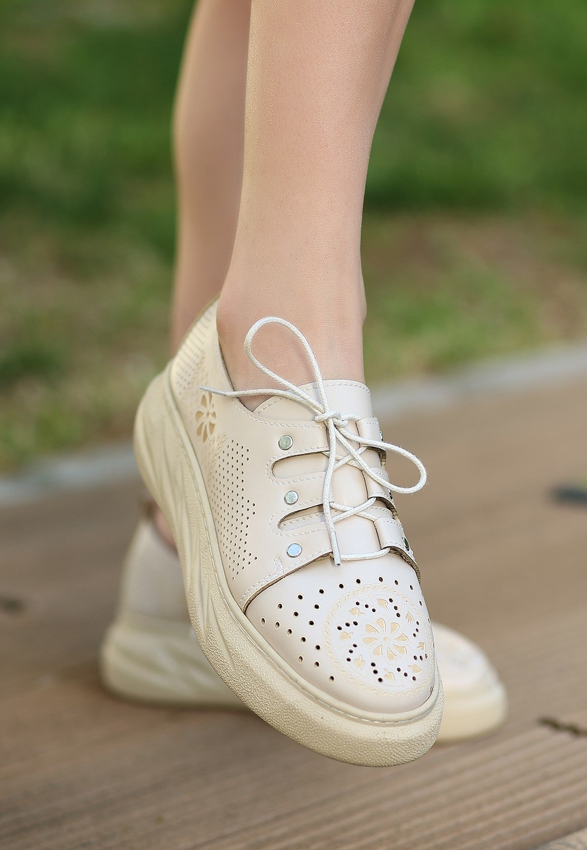 Women's Down Beige Skin Lace-Up Sneakers