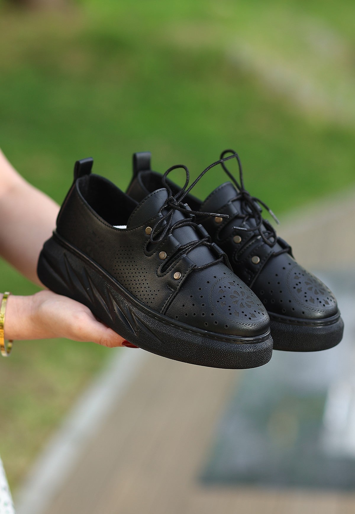 Women's Down Black Leather Lace-Up Sports Shoes