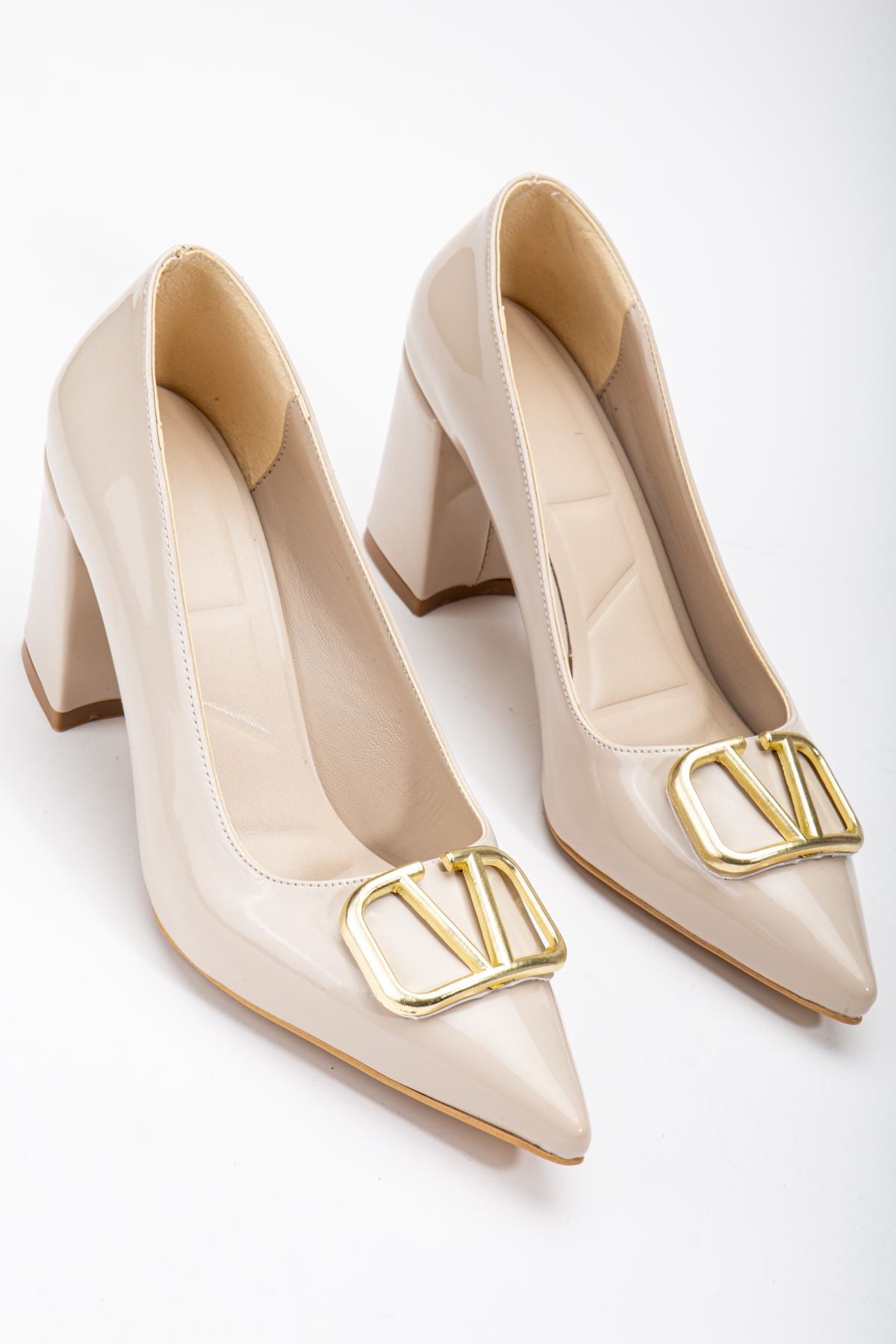 Cream Patent Leather Buckle Detailed Thick Heeled Shoes