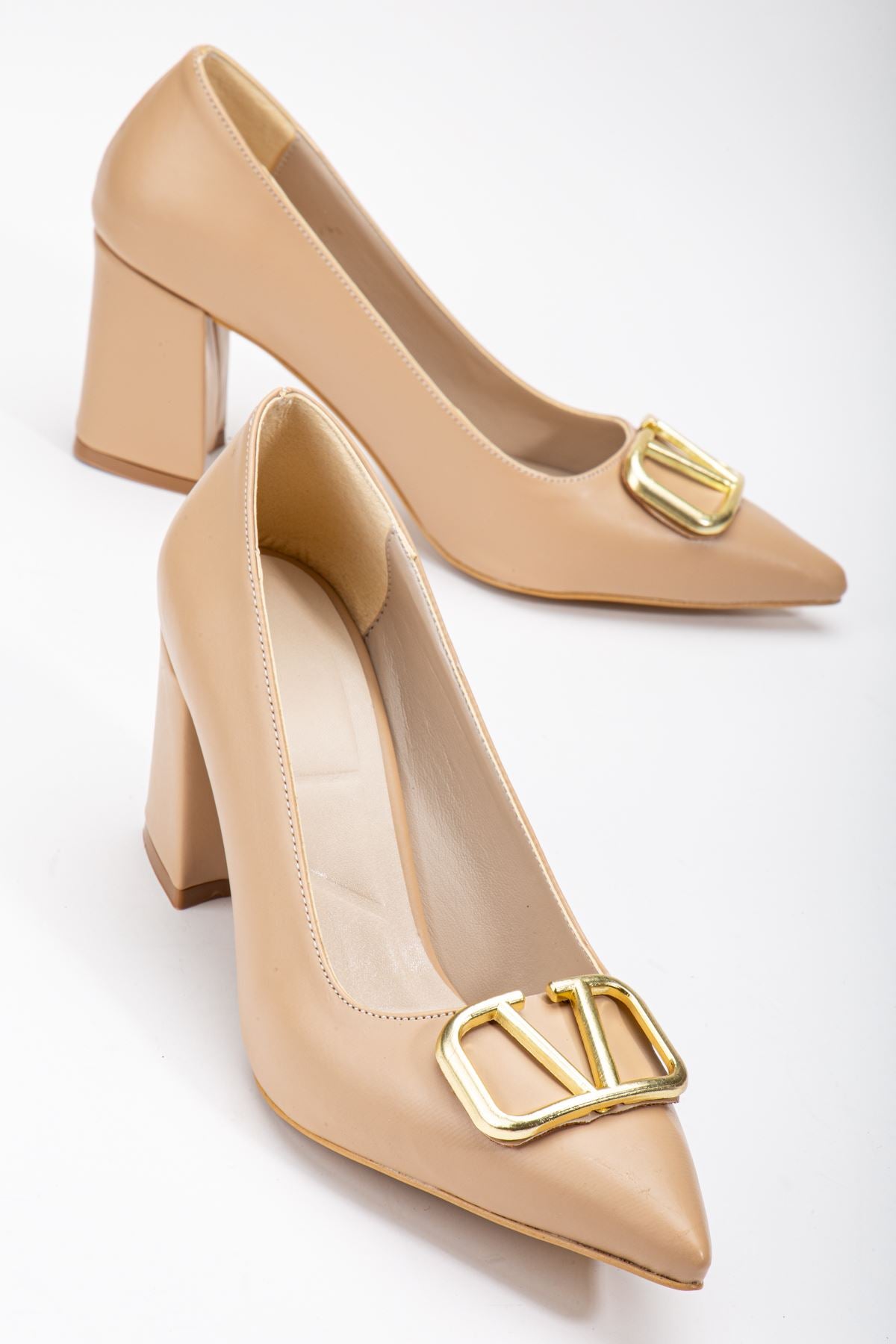 Nude Skin Buckle Detailed Thick Heel Shoes