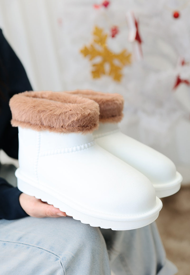 Women's White Oval Toe Waterproof Fur Lined Boots - STREETMODE ™