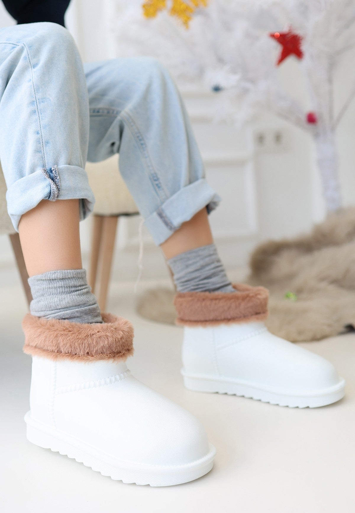 Women's White Oval Toe Waterproof Fur Lined Boots - STREETMODE ™